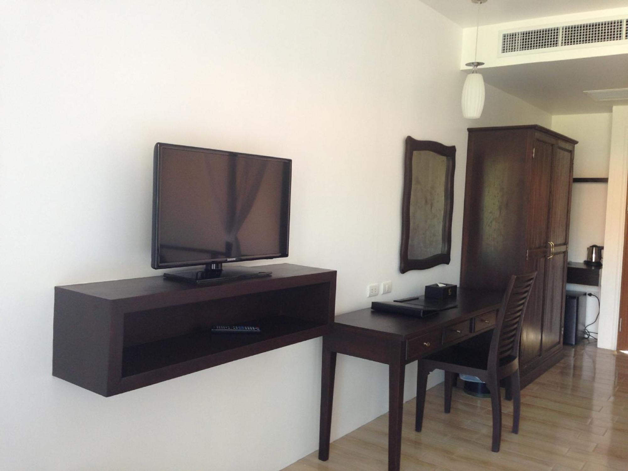 Blue Bay Resort - Access To Pool And Beach-Phuket & Krabi Ko Yao Eksteriør bilde A television set in a hotel room