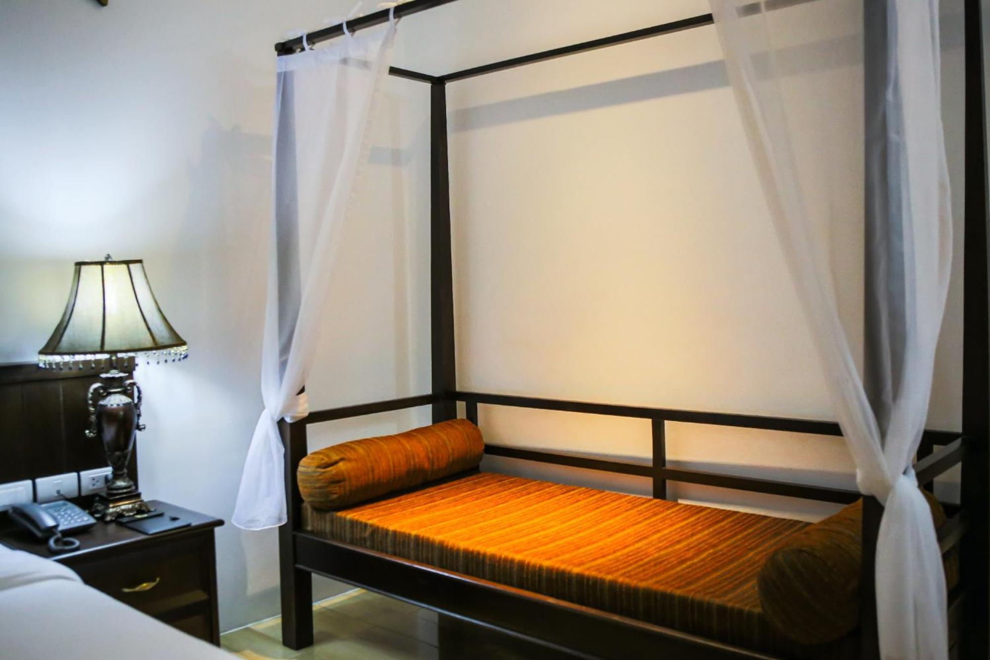 Blue Bay Resort - Access To Pool And Beach-Phuket & Krabi Ko Yao Eksteriør bilde A daybed with mosquito netting