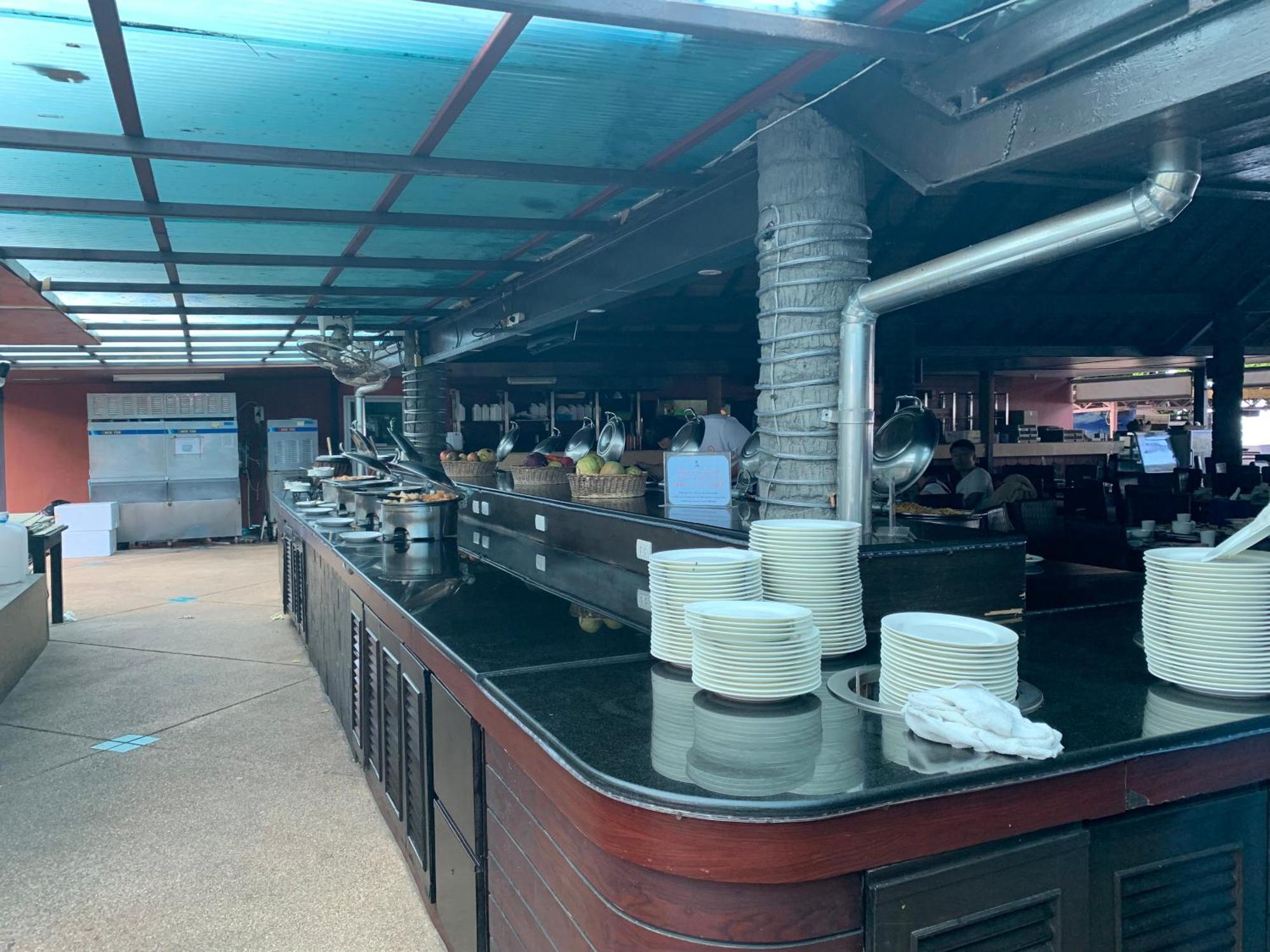 Blue Bay Resort - Access To Pool And Beach-Phuket & Krabi Ko Yao Eksteriør bilde The buffet at the restaurant
