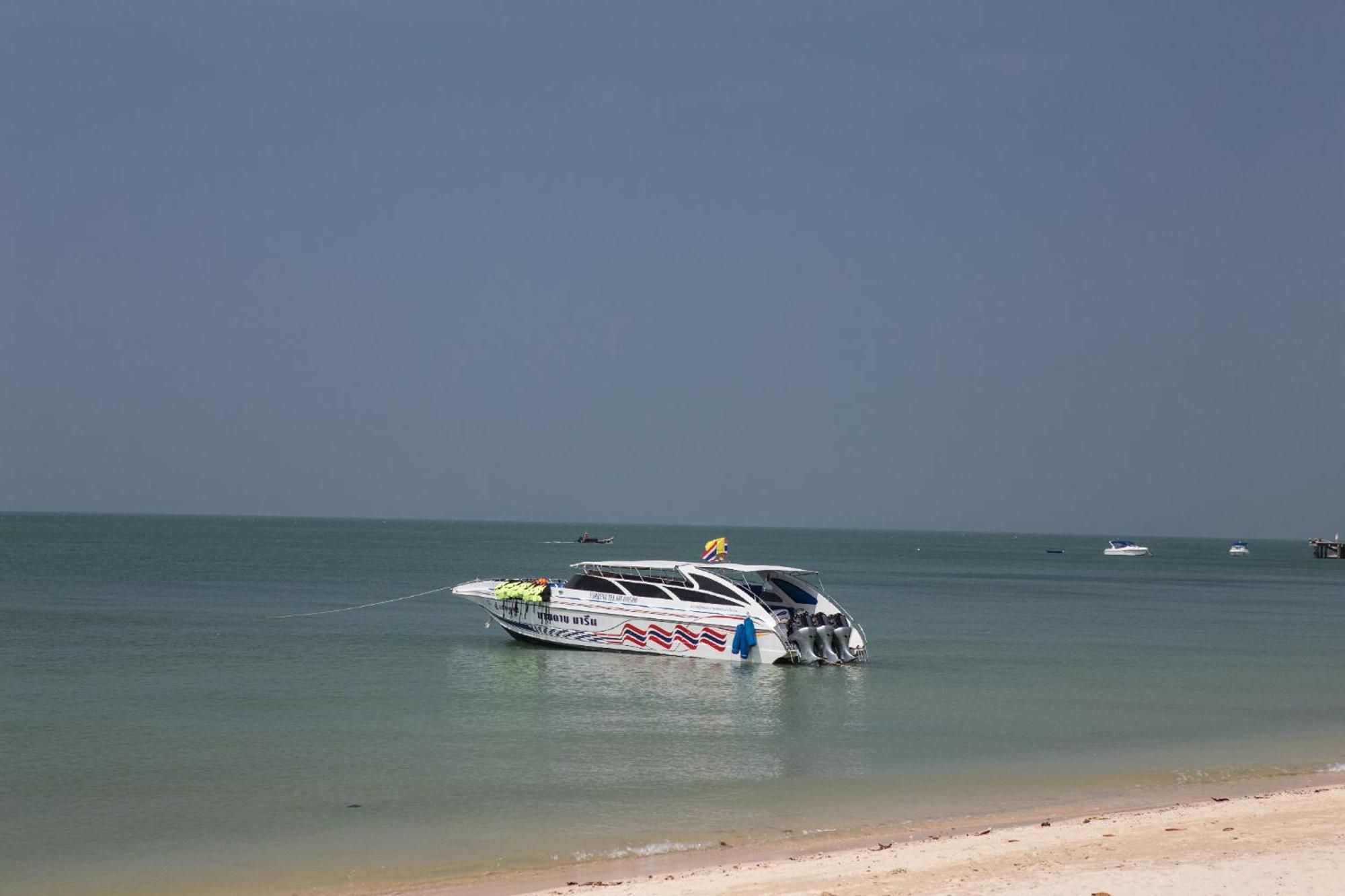Blue Bay Resort - Access To Pool And Beach-Phuket & Krabi Ko Yao Eksteriør bilde A boat on the beach