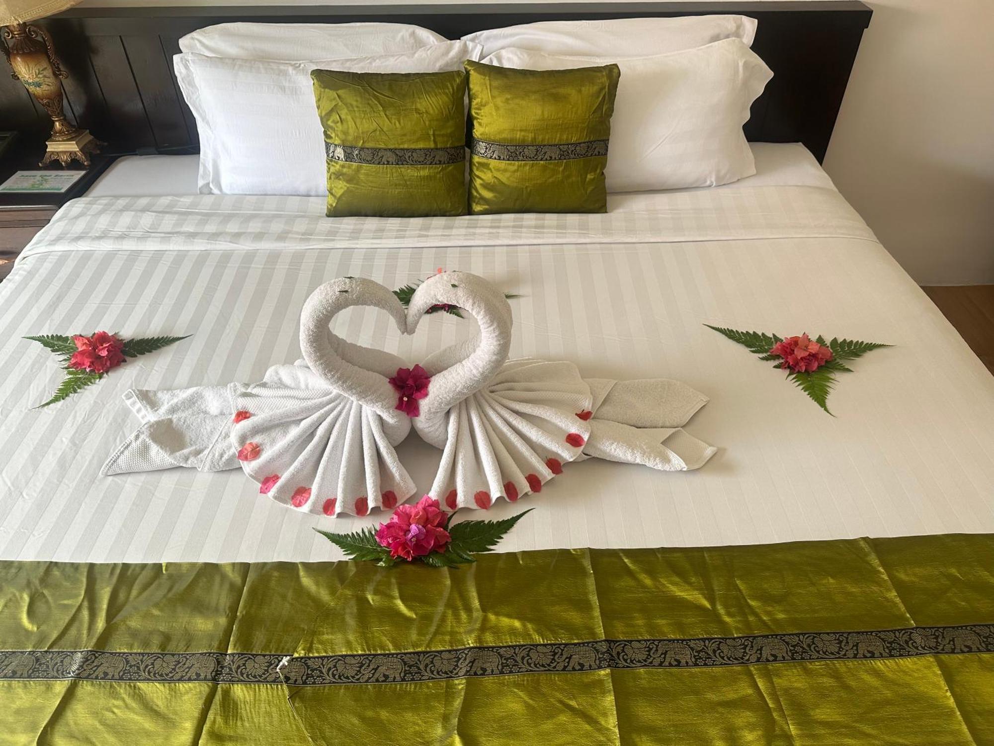Blue Bay Resort - Access To Pool And Beach-Phuket & Krabi Ko Yao Eksteriør bilde A bed with a bed runner