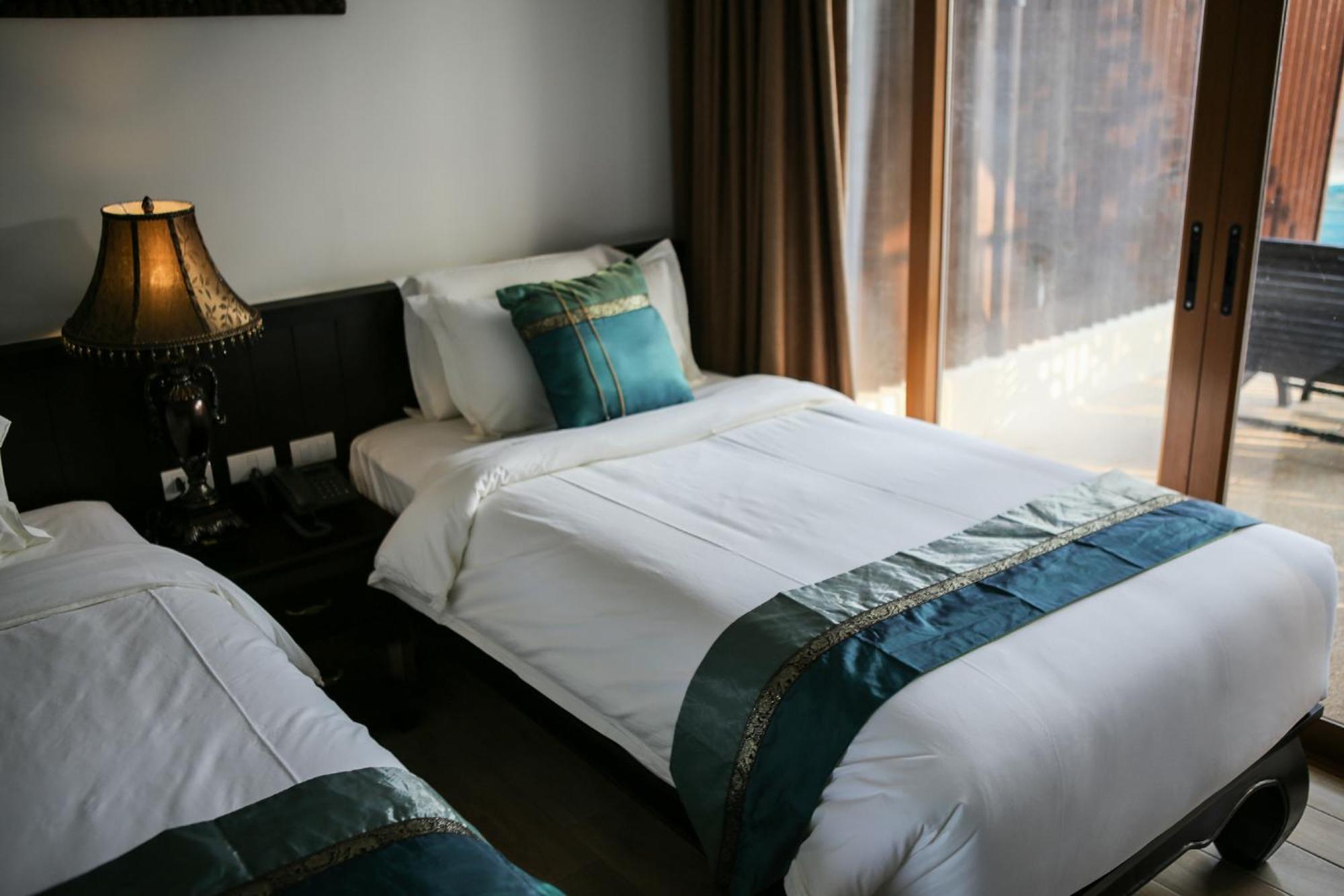 Blue Bay Resort - Access To Pool And Beach-Phuket & Krabi Ko Yao Eksteriør bilde A bed runner