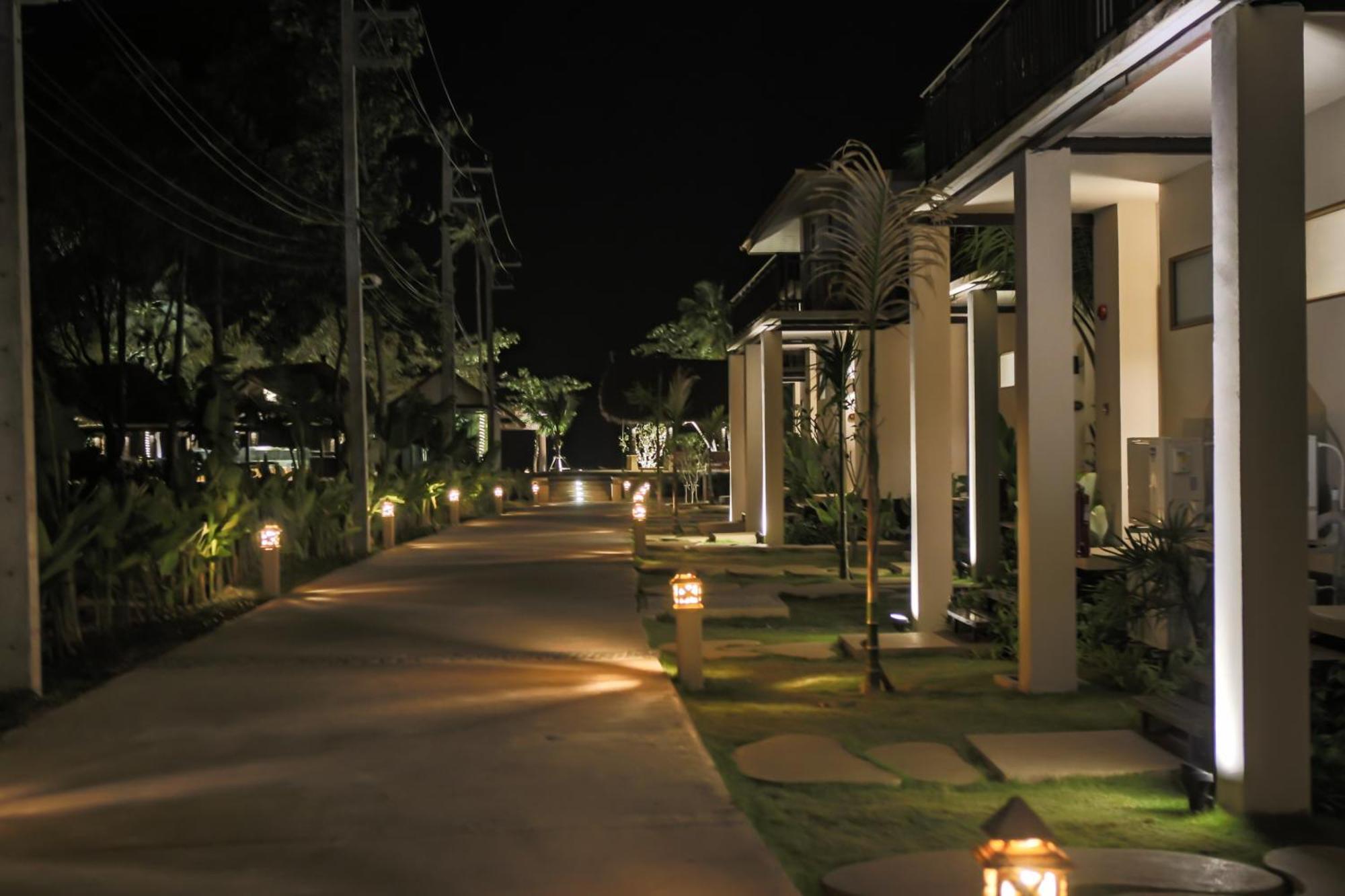 Blue Bay Resort - Access To Pool And Beach-Phuket & Krabi Ko Yao Eksteriør bilde The Village at night
